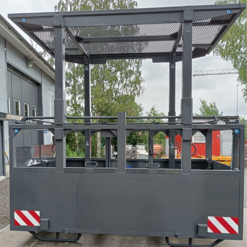 Suspended iron man basket for tower cranes with roof for 4 people