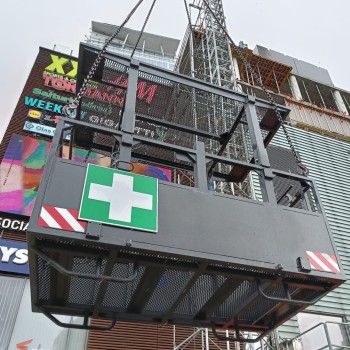 Suspended iron man basket for tower cranes with roof for 4 people